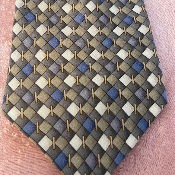 Sophisticated Geometric Pattern Tie - Picture 2 of 8